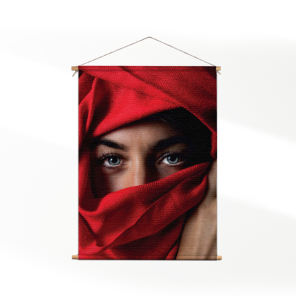 Textielposter Jonge Arabische Vrouw Met Rode Hoofddoek