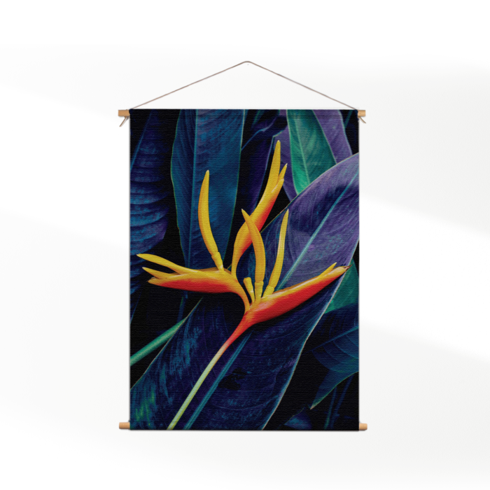 Textielposter Heliconia bloem op donkere achtergrond